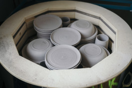 Schrühbrand, Glasurbrand und schleifen der Gefäße. Bisque firing, glaze firing and grinding of the vessels. Brrr Keramik