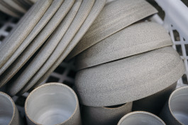 Schrühbrand, Glasurbrand und schleifen der Gefäße. Bisque firing, glaze firing and grinding of the vessels. Brrr Keramik